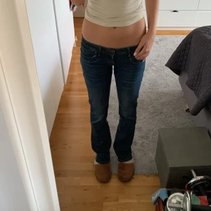 Lågmidjade jeans - Skit snygga Lågmidjade jeans från LTB i modellen valerie, mörkblå. As snygga t hösten🙃 köpte för 900kr säljer för 650kr beroende på efterfrågan.