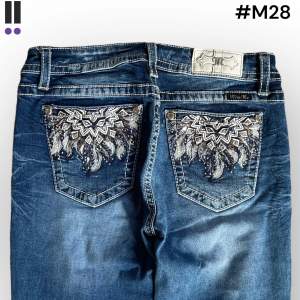 MissMe jeans i model Boot 💜 Tag 31W 💜Midja (rakt över) 43cm 💜 Innerben 80cm 💜 Ytterben 106cm 💜 Benöppning 22cm 💜 Nedgågna 💜Våra mått blir W=33, L=31 💜 Men jämför alltid måtten💜M28