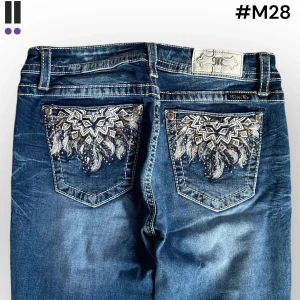 M28 lågmidjade bootcut missme jeans  - MissMe jeans i model Boot 💜 Tag 31W 💜Midja (rakt över) 43cm 💜 Innerben 80cm 💜 Ytterben 106cm 💜 Benöppning 22cm 💜 Nedgågna 💜Våra mått blir W=33, L=31 💜 Men jämför alltid måtten💜M28