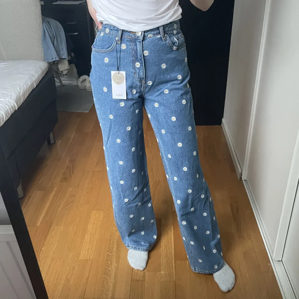 Världens coolaste blommiga jeans från envii i storlek XS. Kommer tyvärr inte till användning så är aldrig använda. Etiketter sitter kvar. . Jeans & Byxor.