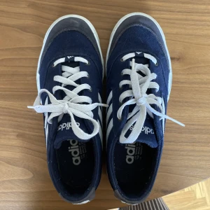 Adidas skor  - Blåa adidas! Storlek 38, 2/3! Har själv 37 med sula i! Fint skick, påminner om sambas. 