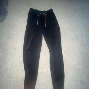 Nike tech  - Hej! Säljer ett par Nike tech byxor, kommer inte till användning för dom är lite för stora🖲️