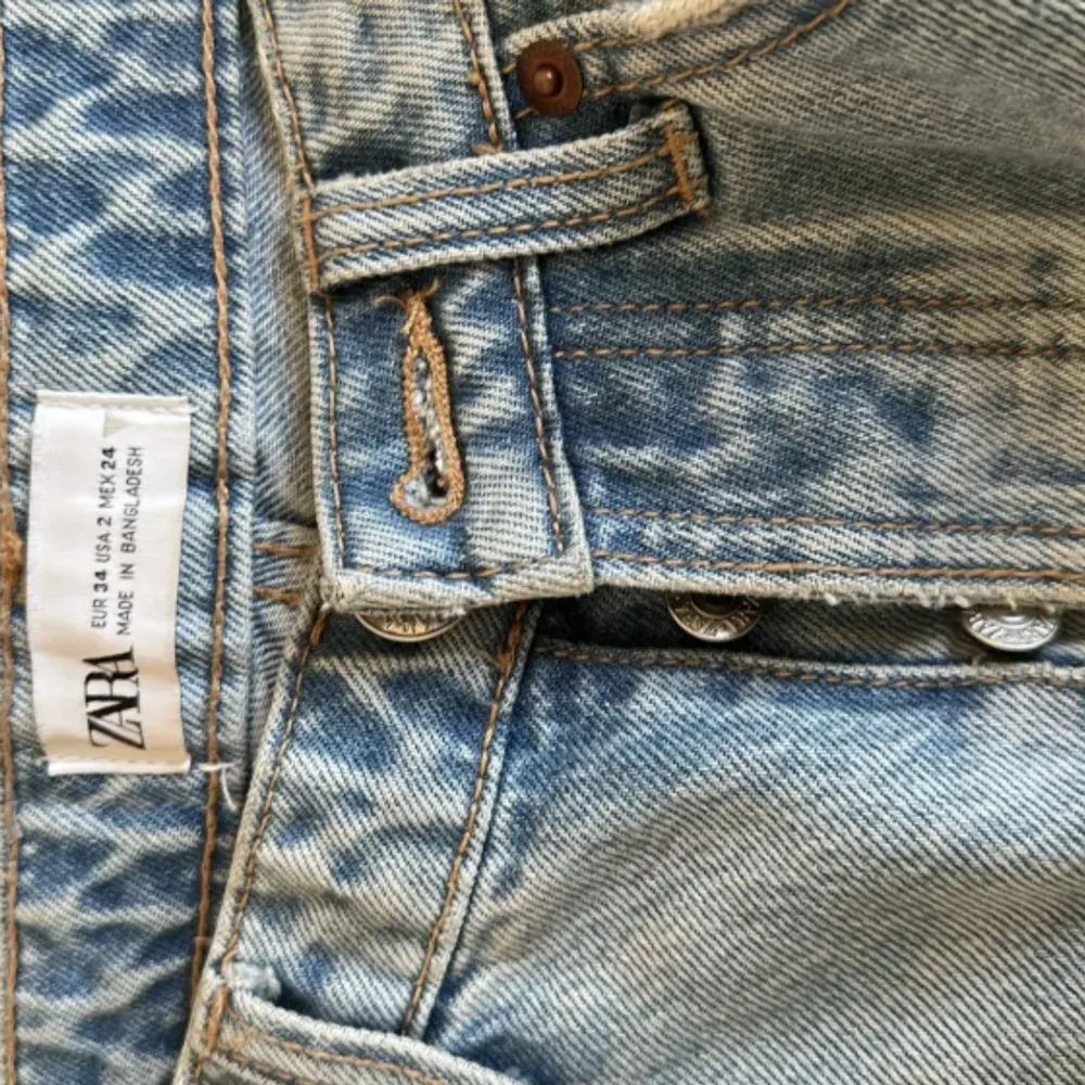 Jätte snygga jeans som är köpta här på plick men är tyvärr för stora för mig💕, lånad bild. Skriv för mer information🤍. Jeans & Byxor.