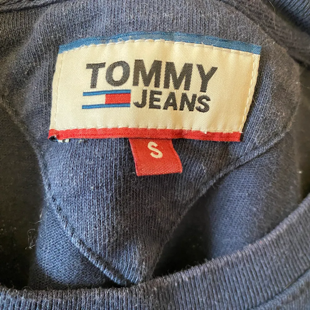 T-shirt i marinblå från Tommy Jeans i herrstorlek S. Köpt på NK.. T-shirts.