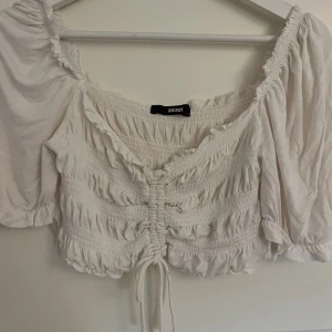 Vit topp  - Vit topp från bilbok i storlek S