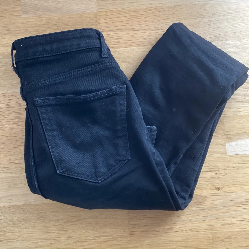 Säljer de här svarta slitsade jeansen som är i storlek 34. På det sista bilden kan man se att de har ytterst lite skador.. Jeans & Byxor.