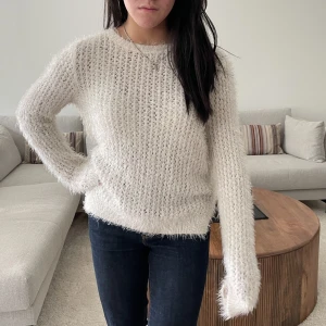 Vit mjuk stickad  - Såå härlig vit stickad tröja med lite glitter i 😇