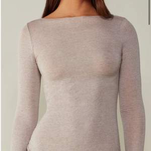Säljer kashmir intimissimi tröjan i ”Beige snäcka melerad” i storlek S/M (extremt stretchig)🤍 några hål i ärmarna men inget som syns men ändå tar ner priset en del 🫶 nypris: 449kr