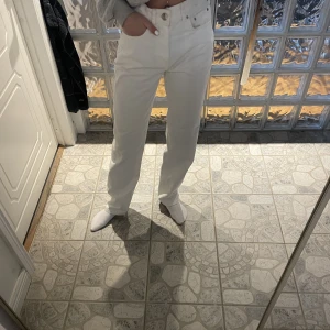 Jeans - Jättefina vita jeans från ginatricot, dom är aldrig använda. Storlek 32❤️