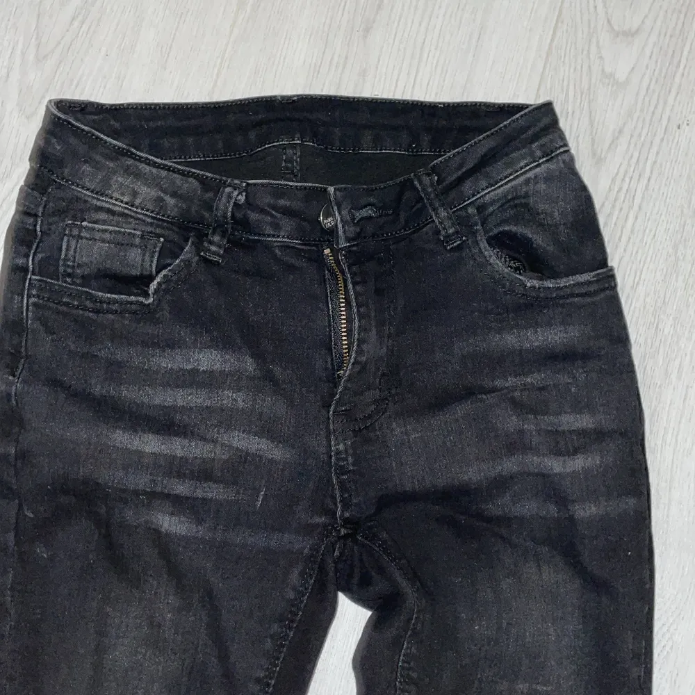 Ett par lågmidjade jeans från SHEIN i storlek xs. Säljer pga att det är för korta för mig. . Jeans & Byxor.