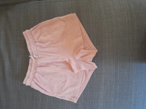 Ljusrosa shorts! - Ett par jättesköna ljusrosa mjukisshorts i frottétyg!