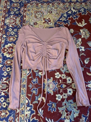 Tröjor  - Säljer en alla tre tröjor den ljus rosa för 30kr. Den är i storlek M. Den mörkrosa för 60kr storlek S från bikbok. Den silver glitter storlek S för 50kr från pull and bear. Eller paket pris 140kr 