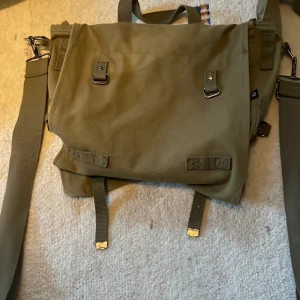 AxelremsVäska  - Säljer denna väska som är köpt från fyndiq (tror jag). Väldigt bra skick och super snygg, säljer pga nt min stil