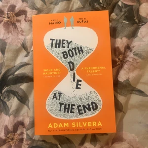 Bok - Jag säljer nu ”they both die at the end” då den egentligen bara sitter i bokhyllan o väntas på att läsa! ❤️hoppas någon annan kan ta hand om den! Skriv för frågor ❤️