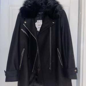 Jacka - Jacka med avtagbar pälskrage. Aldrig använd. Ordinarie pris 1 395kr. 