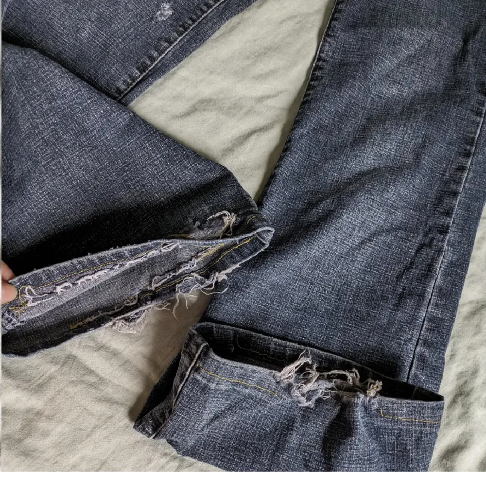 Säljer dessa jeans då de inte passar mig ⭐ de har defekter (se bild 3) därav priset ⭐. Jeans & Byxor.