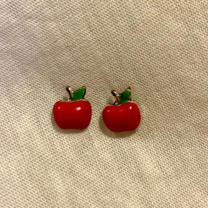 Örhängen  - Ett så gulligt par örhängen som tyvärr inte kommer till användning. Frakt tillkommer på 18 kr. Kom gärna med frågor och prisförslag 🍎