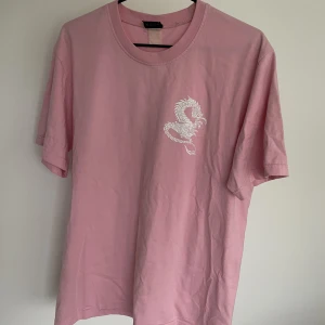 Stussy t-shirt  - Rosa vintage tisha från Stussy. Storlek M skulle jag säga. 