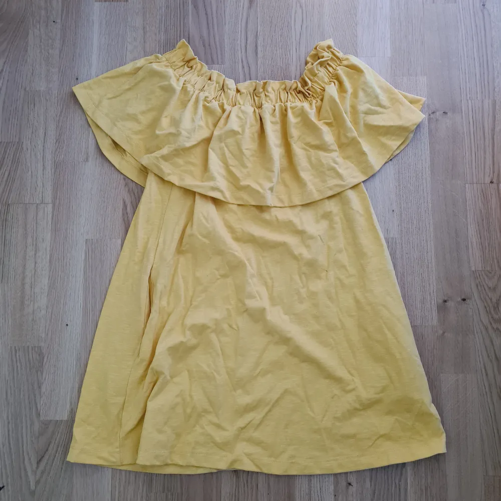 En fin gul klänning . Klänningar.