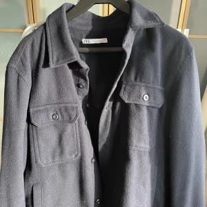Zara overshirt - Köptes för 1 år sedan, inte använt den mycket så är i bra skick. Kan skicka fler bilder och priset går att diskuteras.