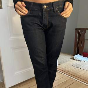 Lågmidjade jeans som inte längre kommer till användning! Sitter perfekt i längden och midjan, är 165💗 Inga defekter då dom sällan är använda!