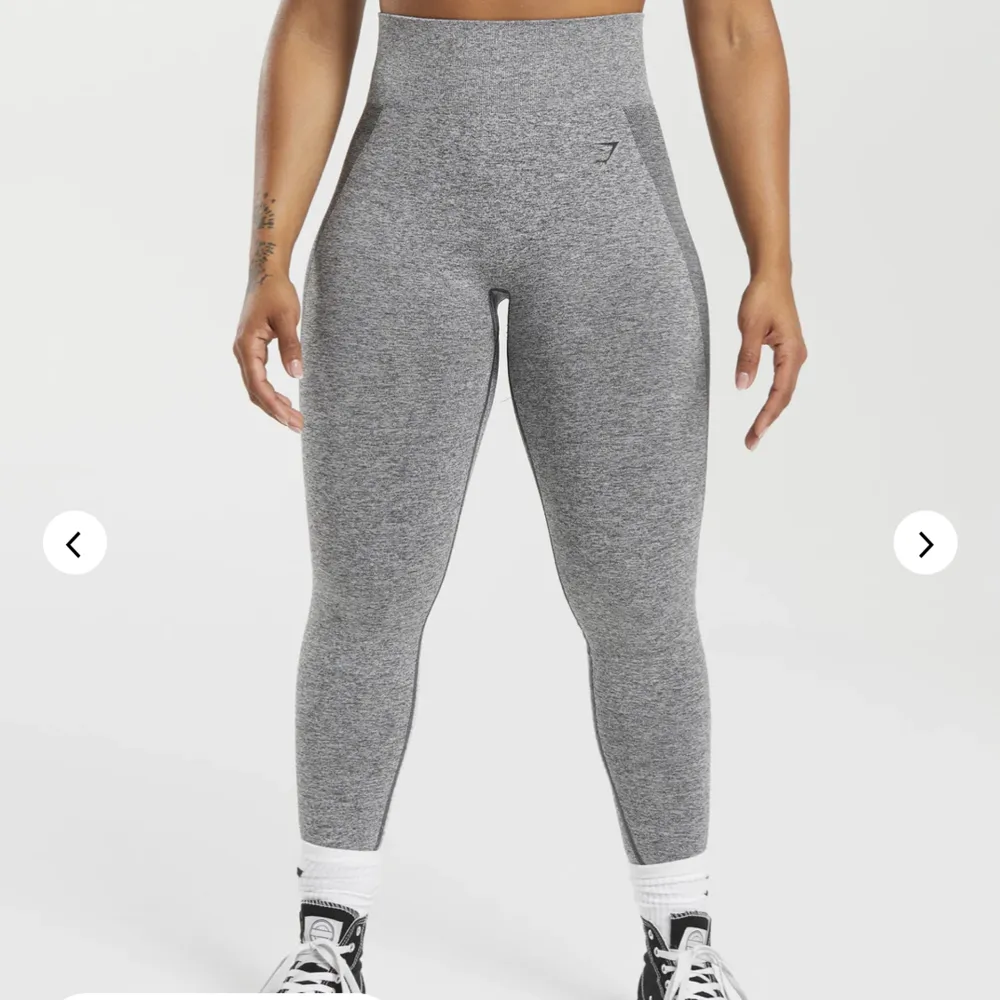 Säljer ett par gråa gymsharktights som jag aldrig använder!! Inget slitage utan väldigt sparsamt använda. Storleken passar bäst på S, möjligtvis en liten M. Skriv vid frågor eller fler bilder!  Nypris 549kr. Jeans & Byxor.