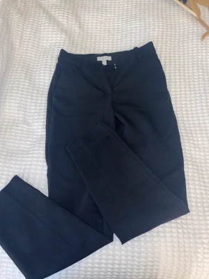 Kostymbyxor  - Svarta kostymbyxor, använda men fint skick ändå. Säljer för dem är för små. Postar så snabbt som möjligt. Fler bilder kom privat 