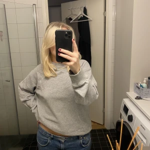 Sweatshirt ARKET - Grå sweatshirt från ARKET i storlek XS, passar mig som brukar ha S-M. Mycket sparsamt använd så jättebra skick!