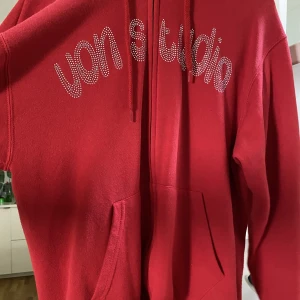 Vonstudio zip hoodie - En galet snygg rhinestone hoodie från vonstudio!