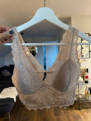 Topp - En jätte fin topp som man även kan ha som en ”finare BH”. Kom med annat pris om ni vill!