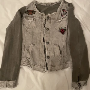 Militär jacka från 2000 talet  - En skit snygg militär jacka som är mammas gamla från 2000 talet men den kommer tyvärr inte till användning. Skriv om ni har några frågor🥰