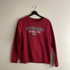 Röd sweatshirt  - Säljer denna sweatshirt från otp leisurewear. Bra skick, förutom en liten fläck, se bild två:/ Storlek L, men passar dig som använder S/M också. Fler bilder? Hör av dig❤️