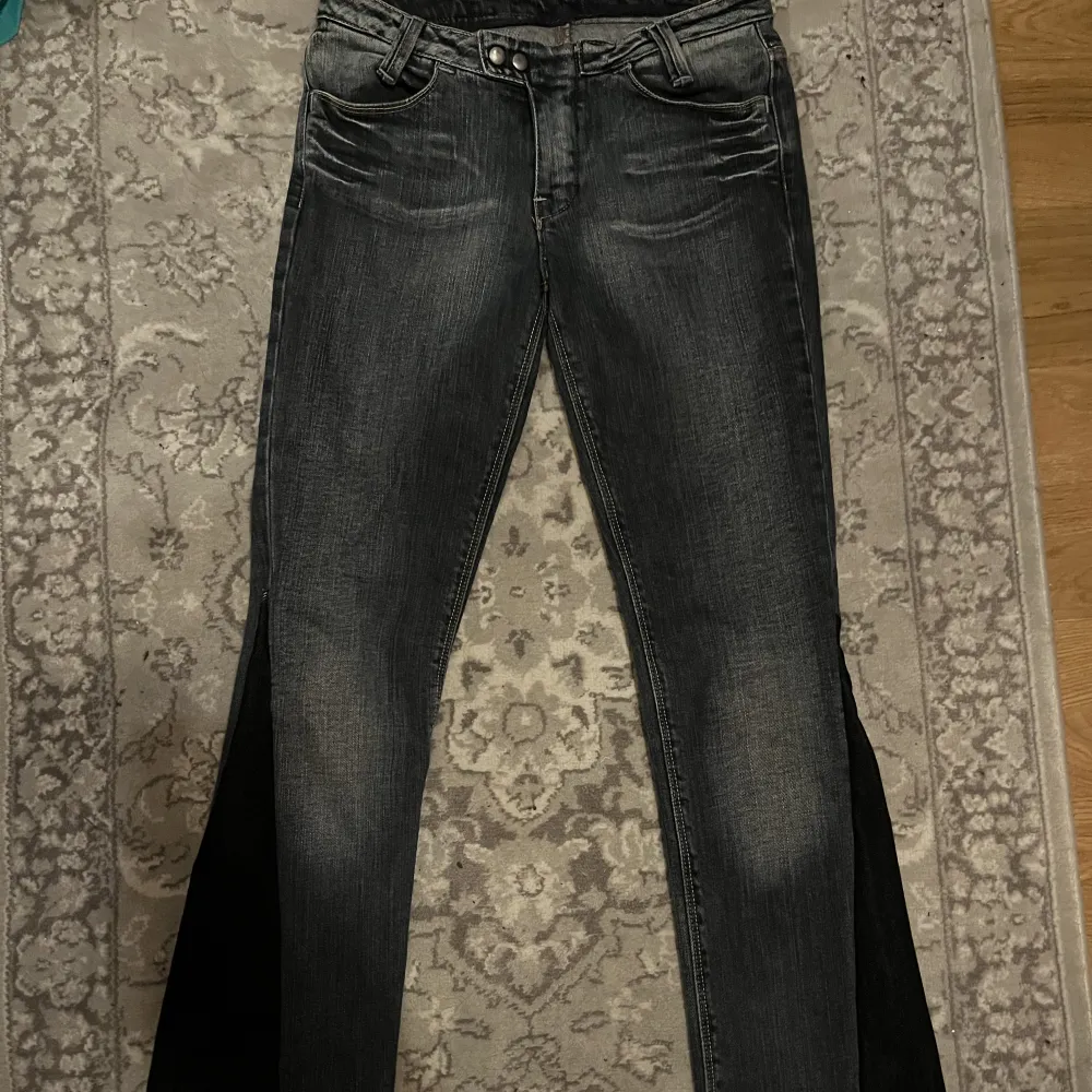 Snygga y2k jeans med skit snygg wash. Dom sitter bra och är sydda vid benen. Priset är diskuterbart och kom PM för fler bilder och använd gärna köp nu!!🌟🌟. Jeans & Byxor.