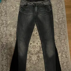 Snygga y2k jeans med skit snygg wash. Dom sitter bra och är sydda vid benen. Priset är diskuterbart och kom PM för fler bilder och använd gärna köp nu!!🌟🌟
