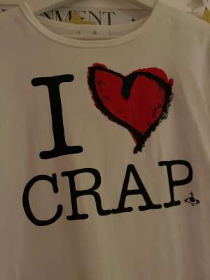 Min älskade vivienne Westwood tshirt söker nytt hem! ❤️ säljer pga använder för lite💔 Superfin och i jättebra skick! Vet ej om storleken är dam eller Herr men den sitter inte tight! Kan tänka mig förhandla priset vid snabb affär!