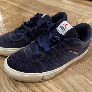 Jordan series ES - Säljer dessa extremt sparsamt använda jordans. Sjukt snygga!! Lite använda då de är för små för mig. Nypris 949kr mitt pris: 500kr eller kom med förslag! Frakt tillkommer om de ska postas🥰