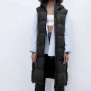 Väst - Säljer denna långa fodrade västen från zara! Jätte fint skick, köpt för 700kr men säljer för 300kr! Storlek S