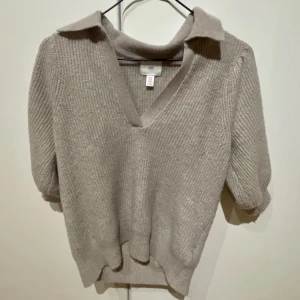 Tröja  - Fin stickad tröja som tyvärr inte kommer till användning. Använd max 3 gånger!!💕