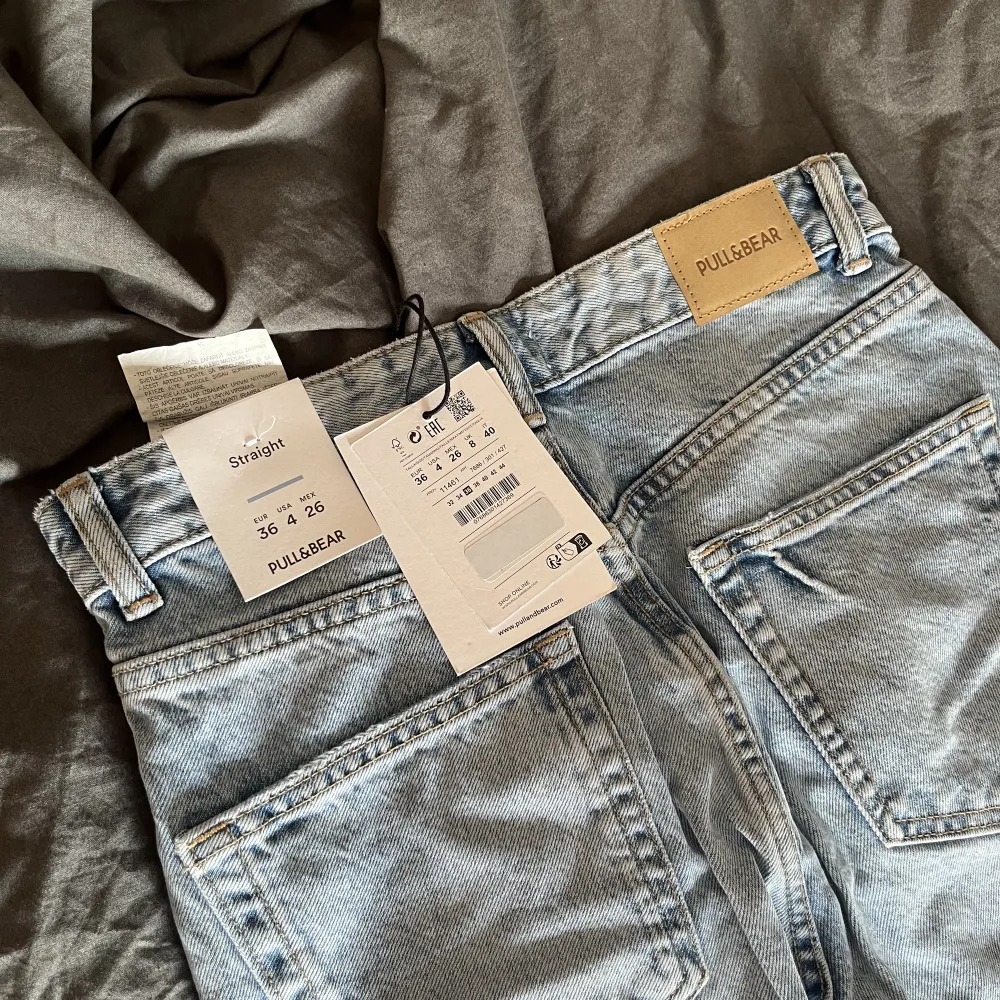 Snygga sköna jeans från PULL&BEAR i en rak passform🫶🏻. Jeans & Byxor.