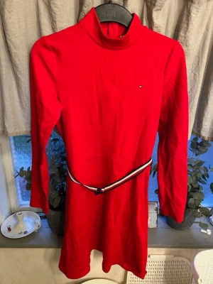 Klänning - Mörkare röd än vad bilden visar. Fint skick, TH klänning i strl 176. 300kr. 