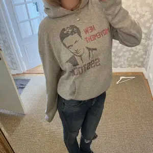 Liten intressekoll på denna hoodie då jag är osäker på om jag vill sälja eller ej:/ trycket är med stenar och den är i mycket bra skick! Från märket ssstock studios