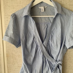 Blus  - Blå randig omlottblus, skriv för fler bilder😊