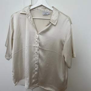 En satin skjorta, knappt använd. Storlek 34. Från nakd Mathilde Gøhler kollektion. 