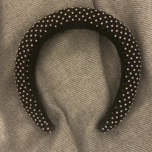 Diadem - Säljer detta diadem från Ginatricot för 150kr ordinarie pris är 300kr knappt använt nästan som nytt