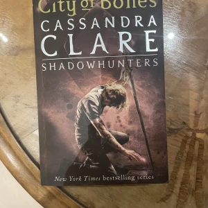 City of bones  - Första delen i serien på engelska. Ny