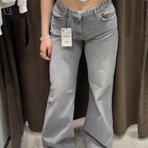 Jeans - Gråa vida jeans från zara i Stl 36🩷