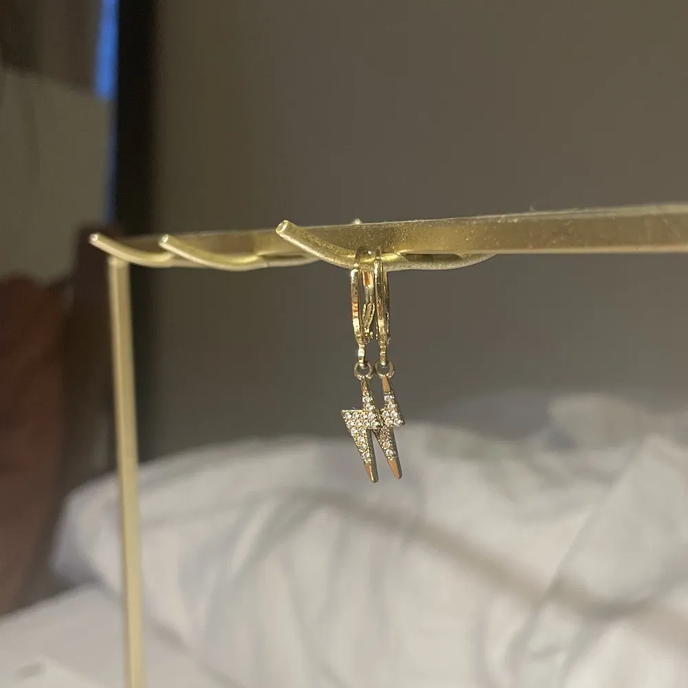 ⭐️Säljer mycket smycken nu då jag har för mycket och rensar, så bara att skriva vid frågor eller behov av fler bilder🤍✨🌟Paketpris vid köp av flera smycken/plagg. Dessa behöver lite puts men annars bra skick!🌟. Asusteet.