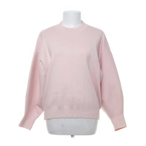 Rosa stickad storlek S - Säljer nu denna rosa mysiga stickade tröja i storlek S. Köpte den på sellpy men inte använd av mig. Hör av er vid frågor eller egna bilder💓
