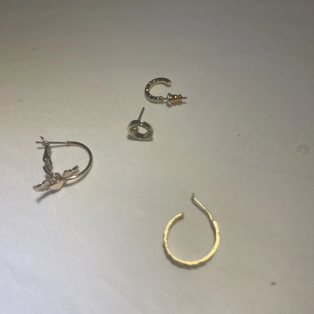 Singelörhängen! Alla för 25kr ⭐️Säljer mycket smycken nu då jag har för mycket och rensar, så bara att skriva vid frågor eller behov av fler bilder🤍✨🌟Paketpris vid köp av flera smycken/plagg.. Asusteet.