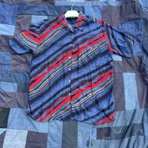 Perfekt sommarskjortan - Sjukt snygg skjorta som passar för Spanien Hawaii mm, inga defekter alls, dm vid mått och andra frågor:)